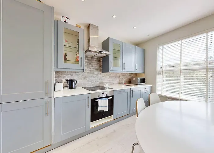 Stylish 2Bed2Bath Flat 4Min From Tube Station Villa London