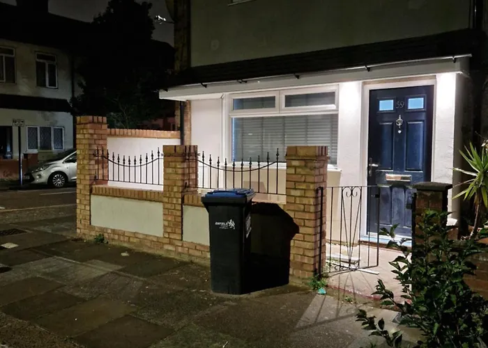 Stylish 2 Bed Home- Short Walk To Tottenham Stadium/Stations London